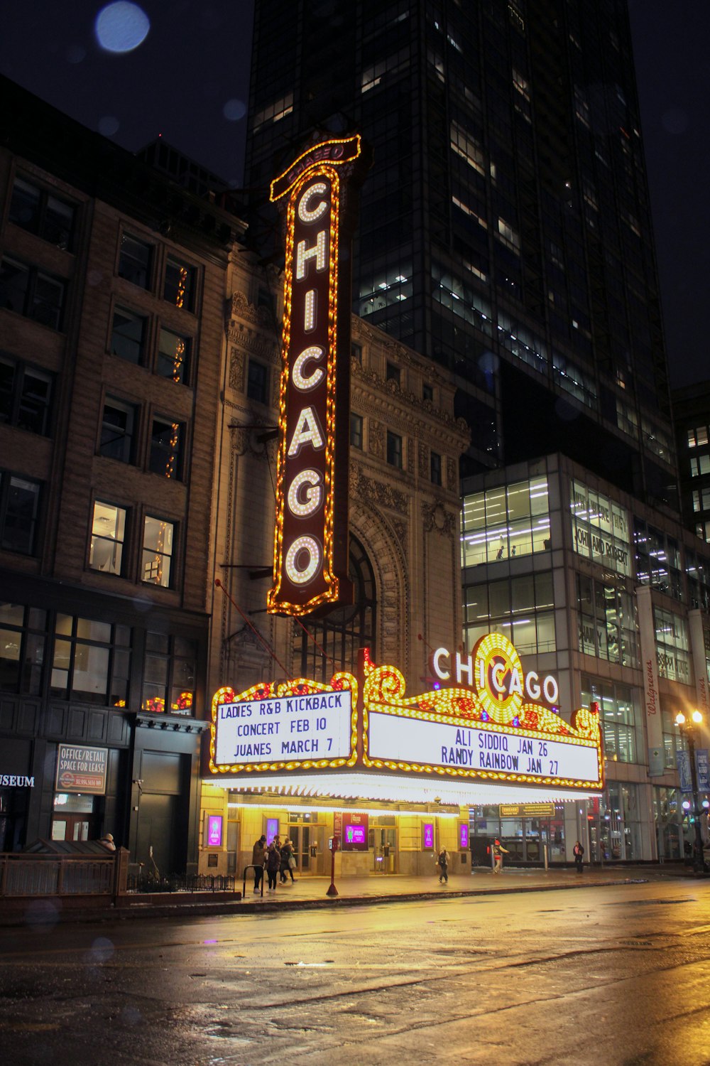 Il tendone del Chicago Theater illuminato di notte