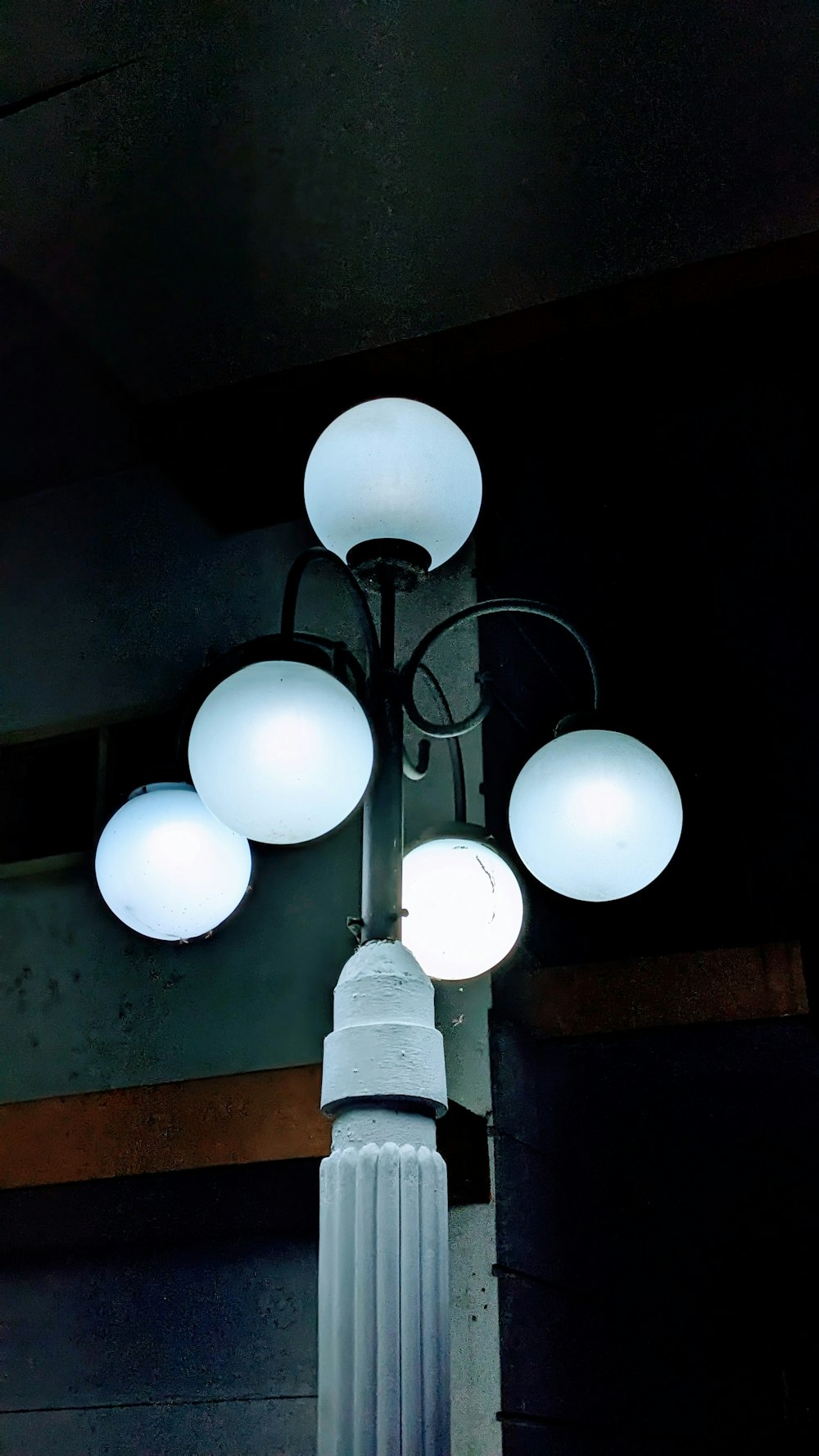 5つのライトが点灯した街路灯