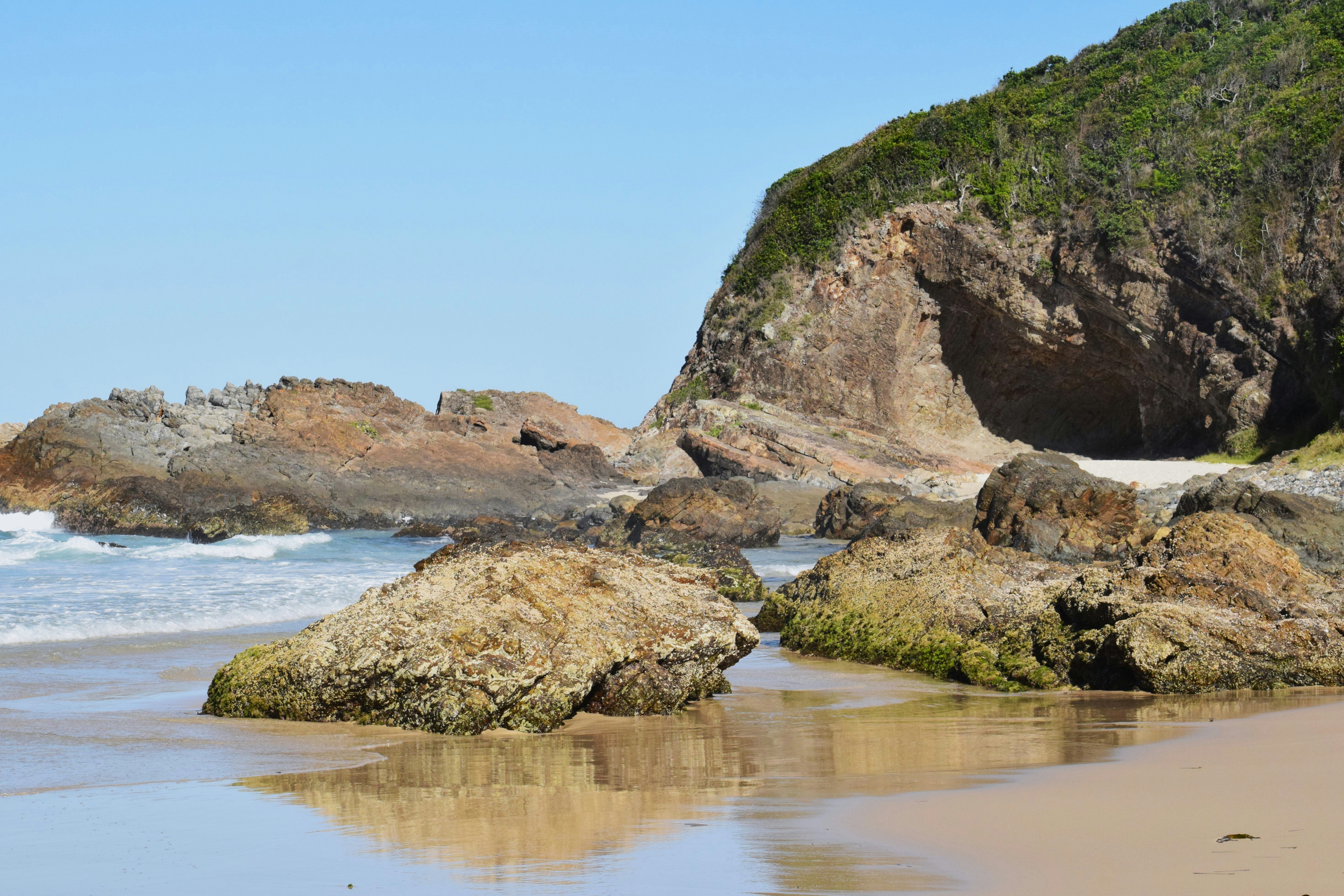 Foto Una playa con rocas y