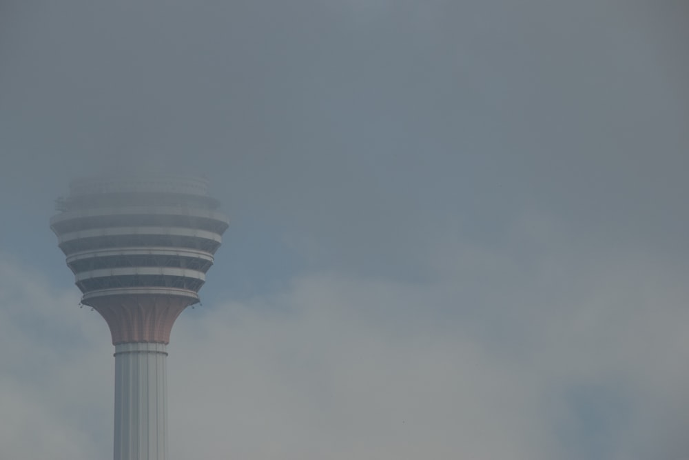 una torre molto alta con uno sfondo di cielo