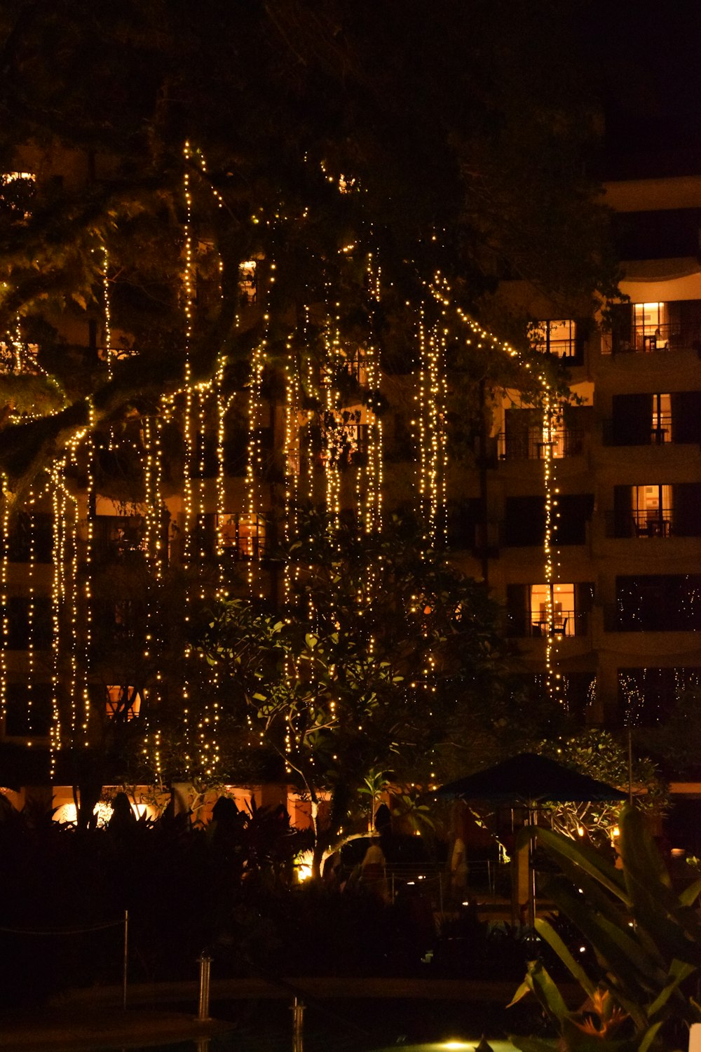 un edificio con molte luci accese