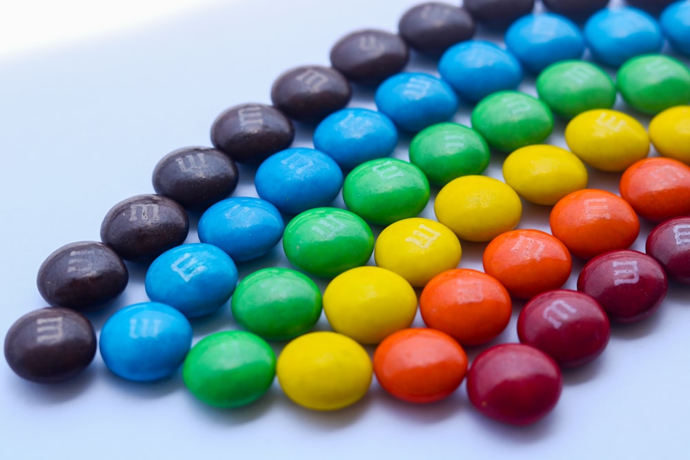 une rangée de bonbons colorés assis sur le dessus d’une table