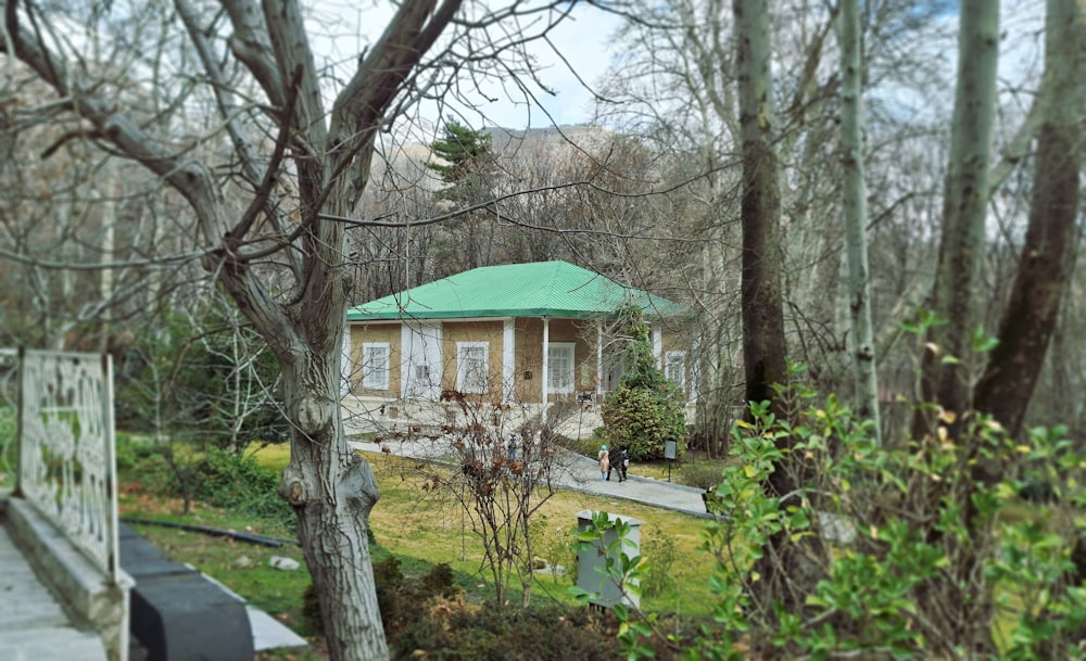 a small house in the middle of a wooded area