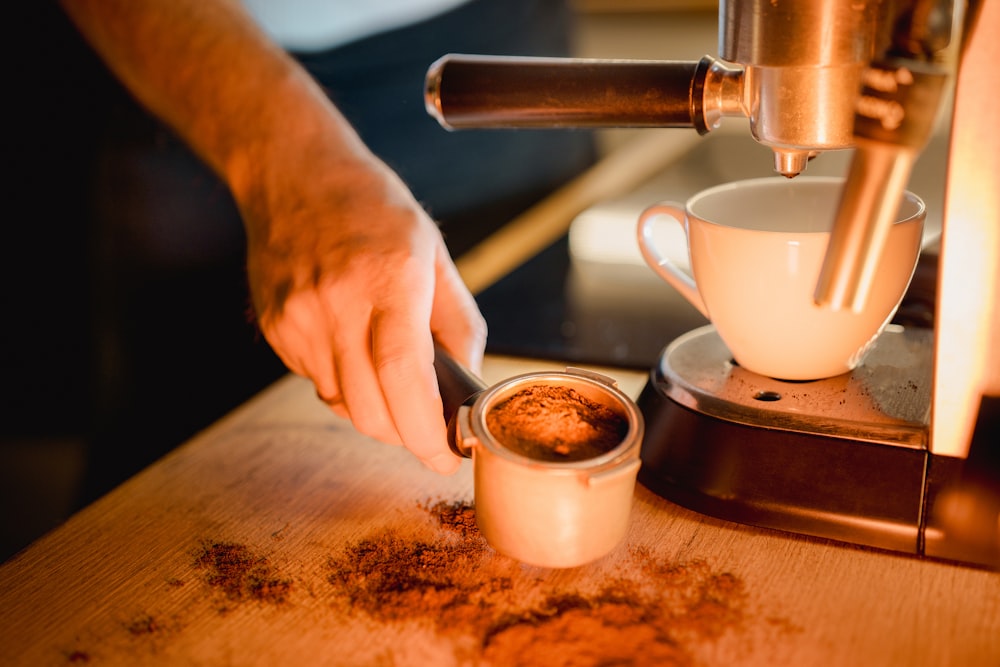 Eine Person macht eine Tasse Kaffee