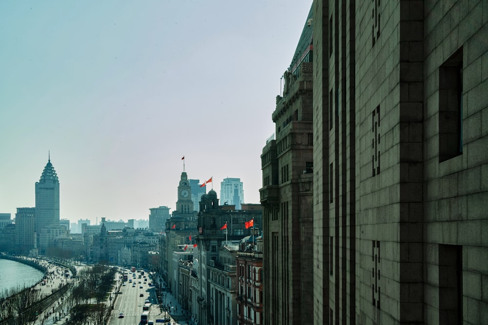 Una veduta di una città da un alto edificio
