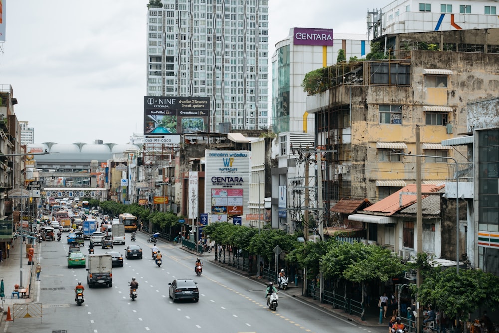 a city street filled with lots of traffic