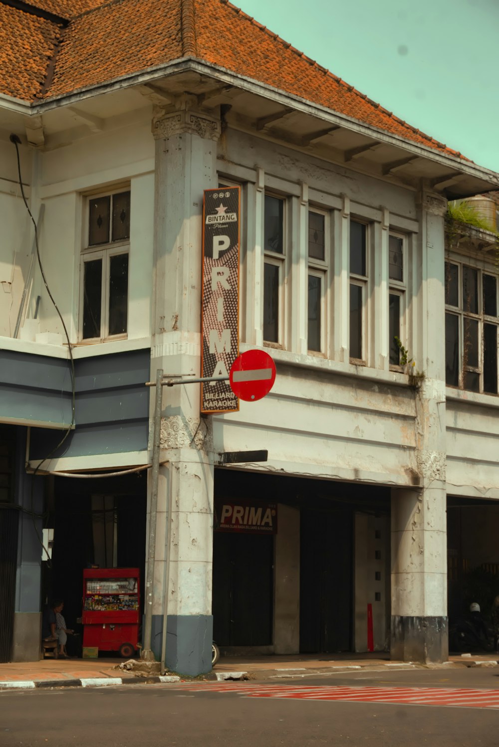 um prédio com um sinal vermelho de parada em frente