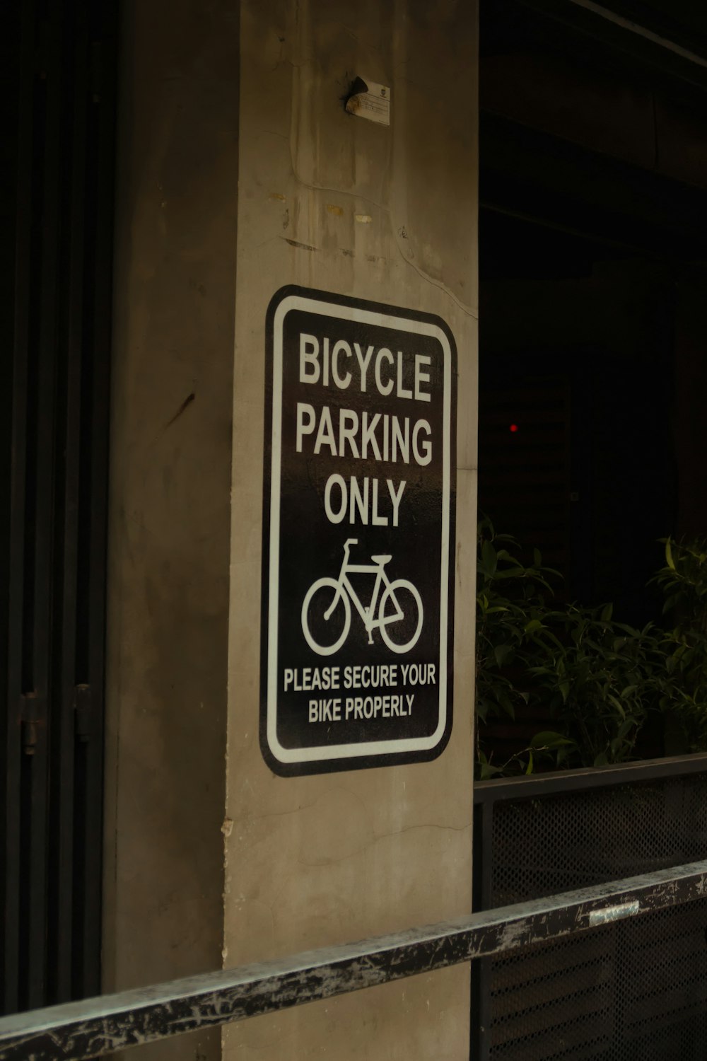 ein Schild nur für Fahrradabstellplätze an der Seite eines Gebäudes