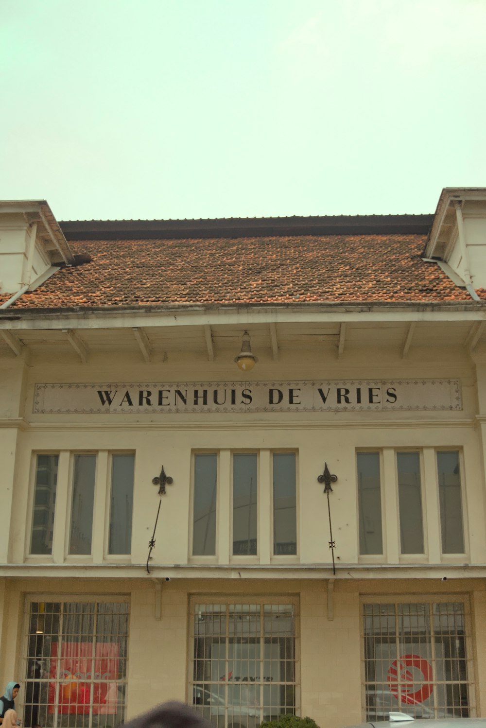 a building with a sign that says warehouse des vies