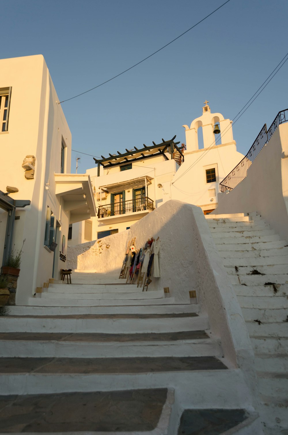 un escalier menant à un bâtiment