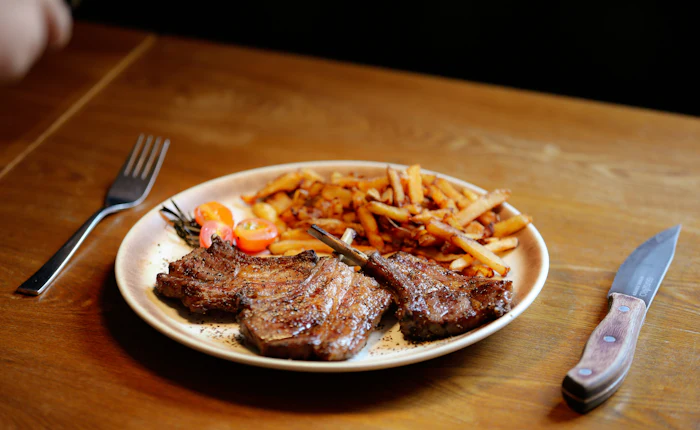 Plato combinado con carne y patatas