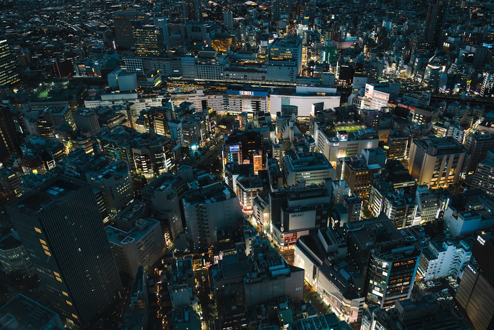 une vue aérienne d’une ville la nuit