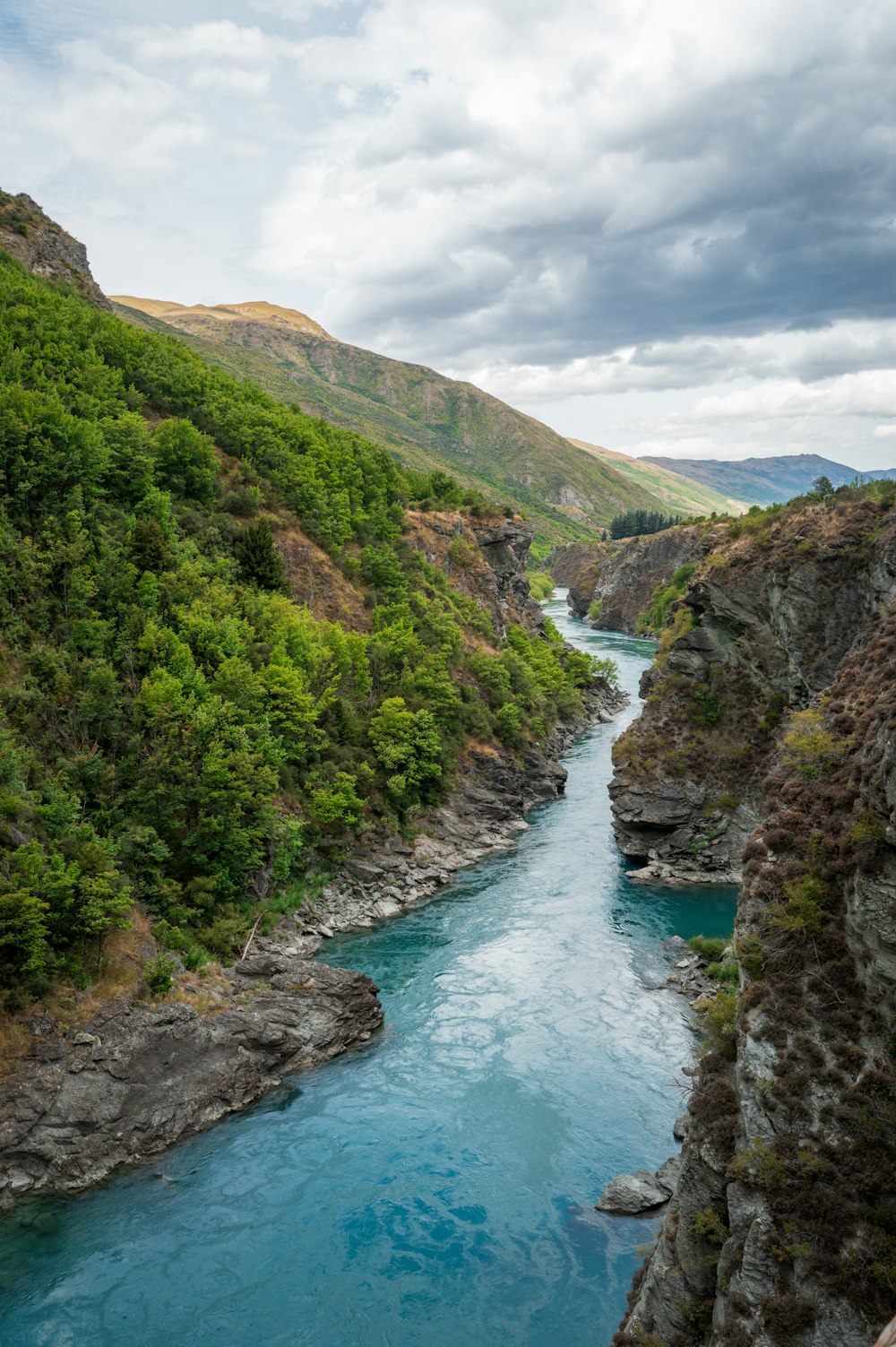 ein Fluss, der durch ein üppig grünes Tal fließt