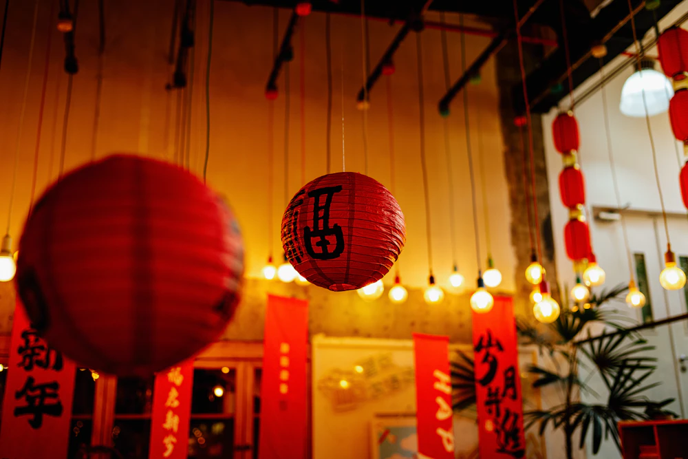 Ambiente cálido del restaurante con faroles orientales