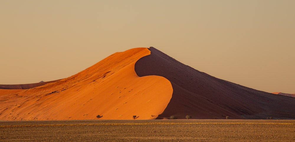 una grande duna di sabbia nel mezzo di un deserto