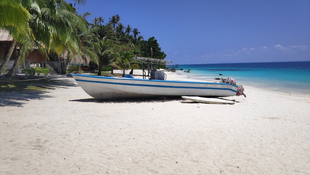 ein Boot, das auf einem Sandstrand sitzt