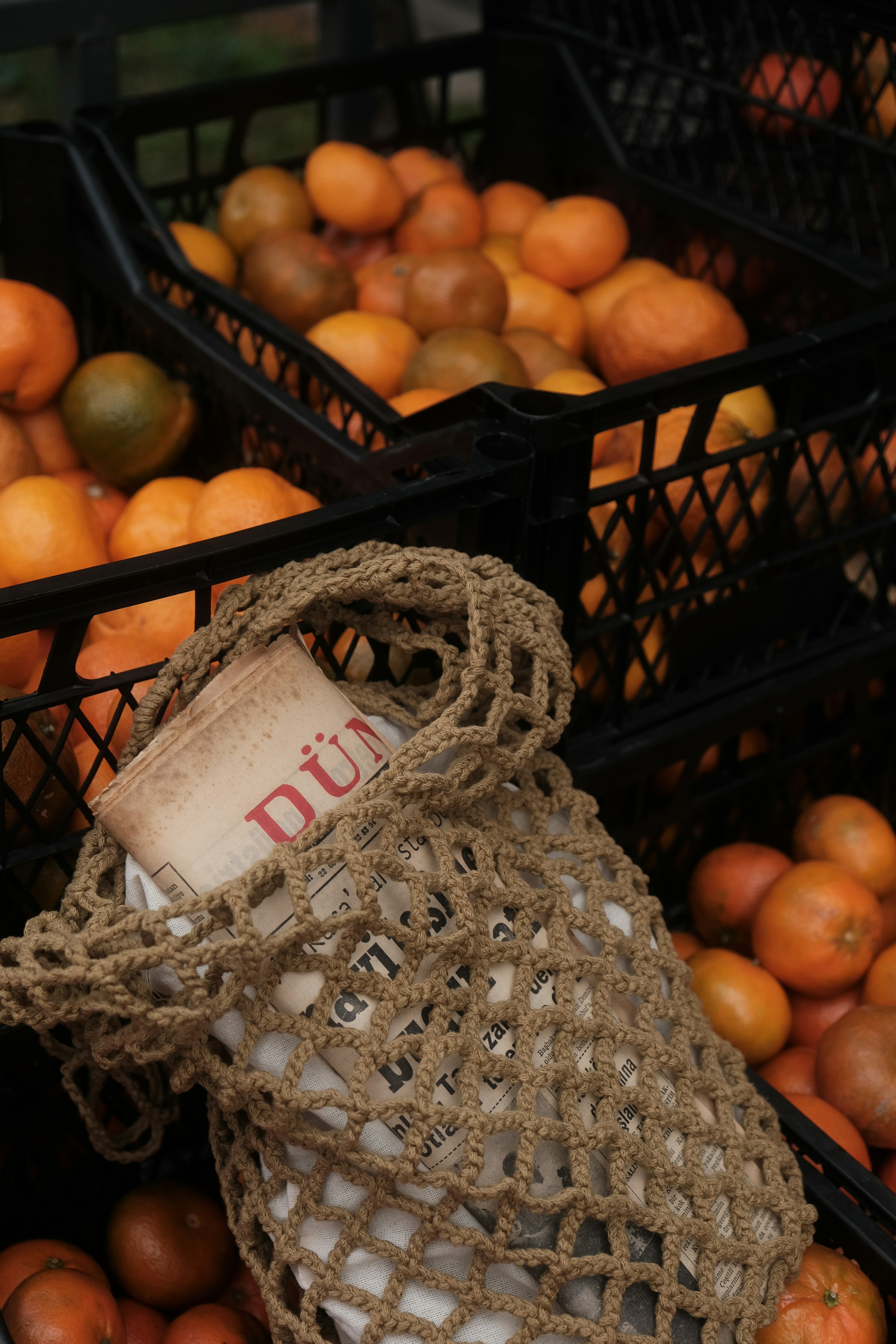 eine Tüte Orangen, die auf einem Haufen Orangen sitzt