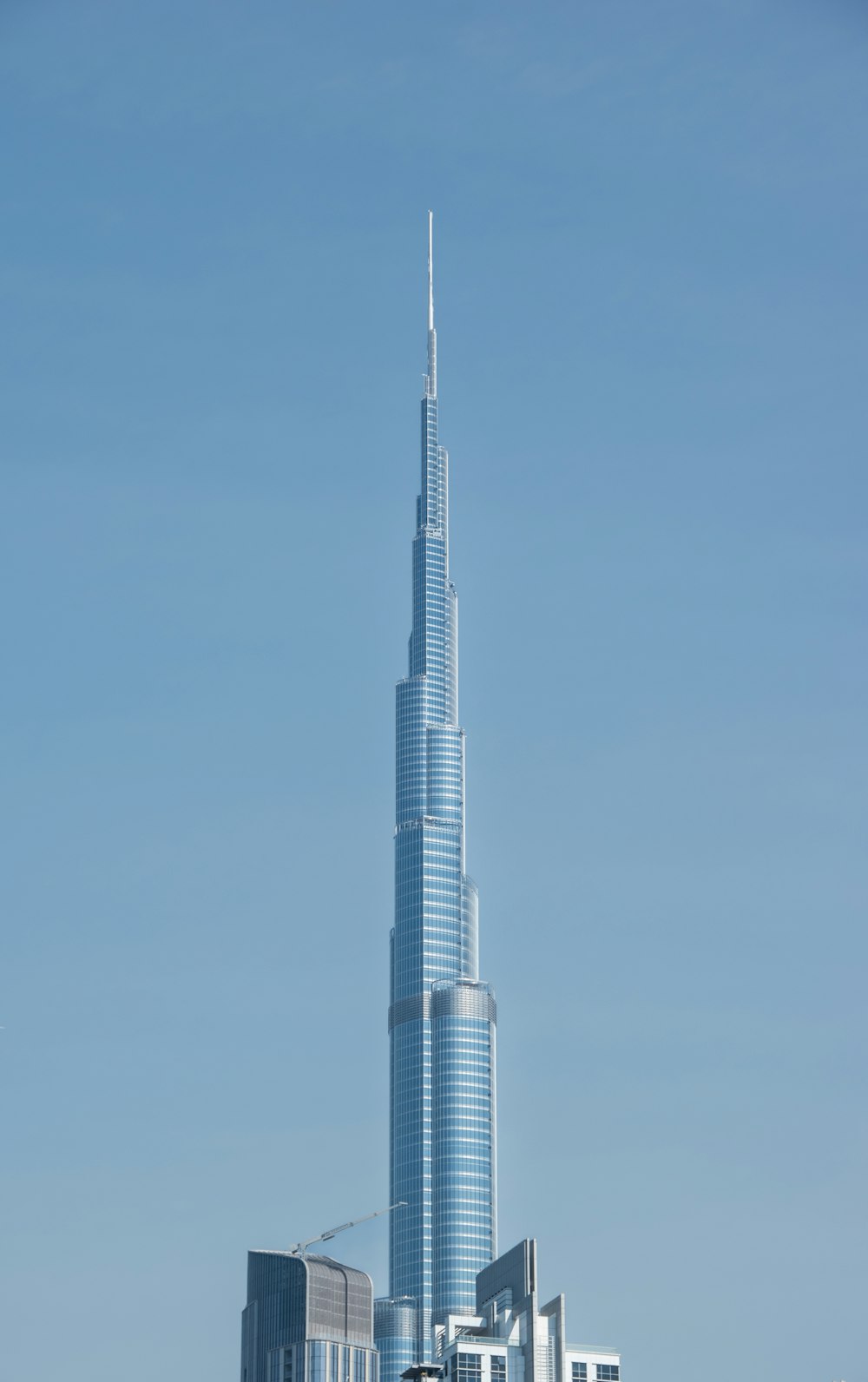 un edificio altissimo che domina una città