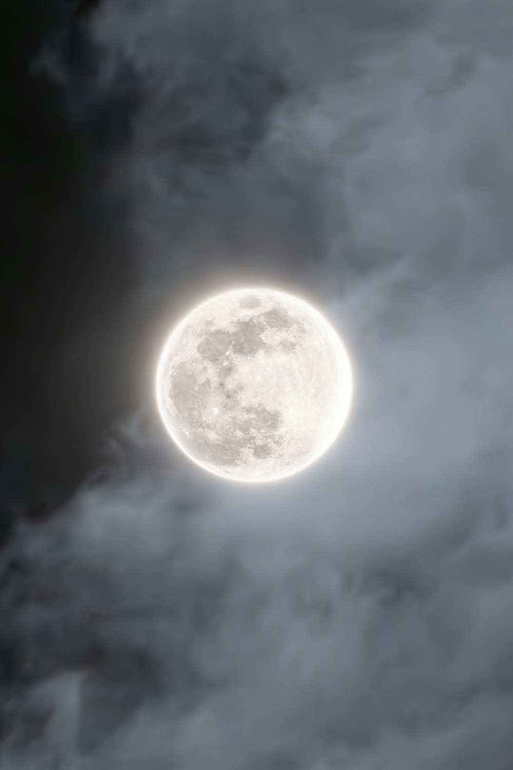雲の切れ間から見える満月