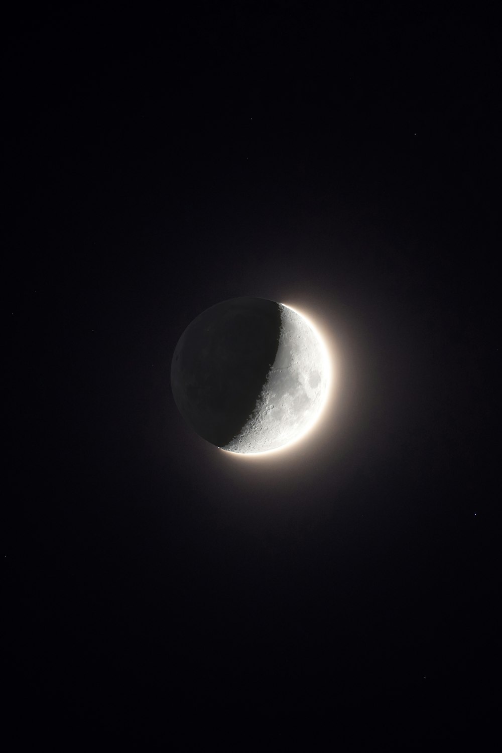 검은색 배경 앞에 달이 보입니다.