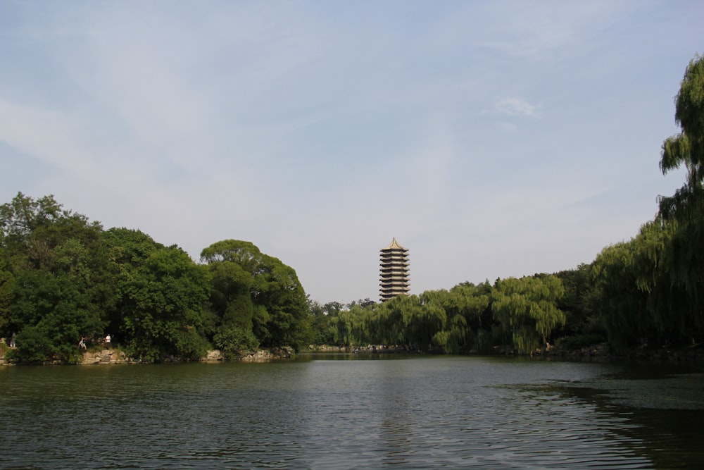 um lago com uma torre ao fundo