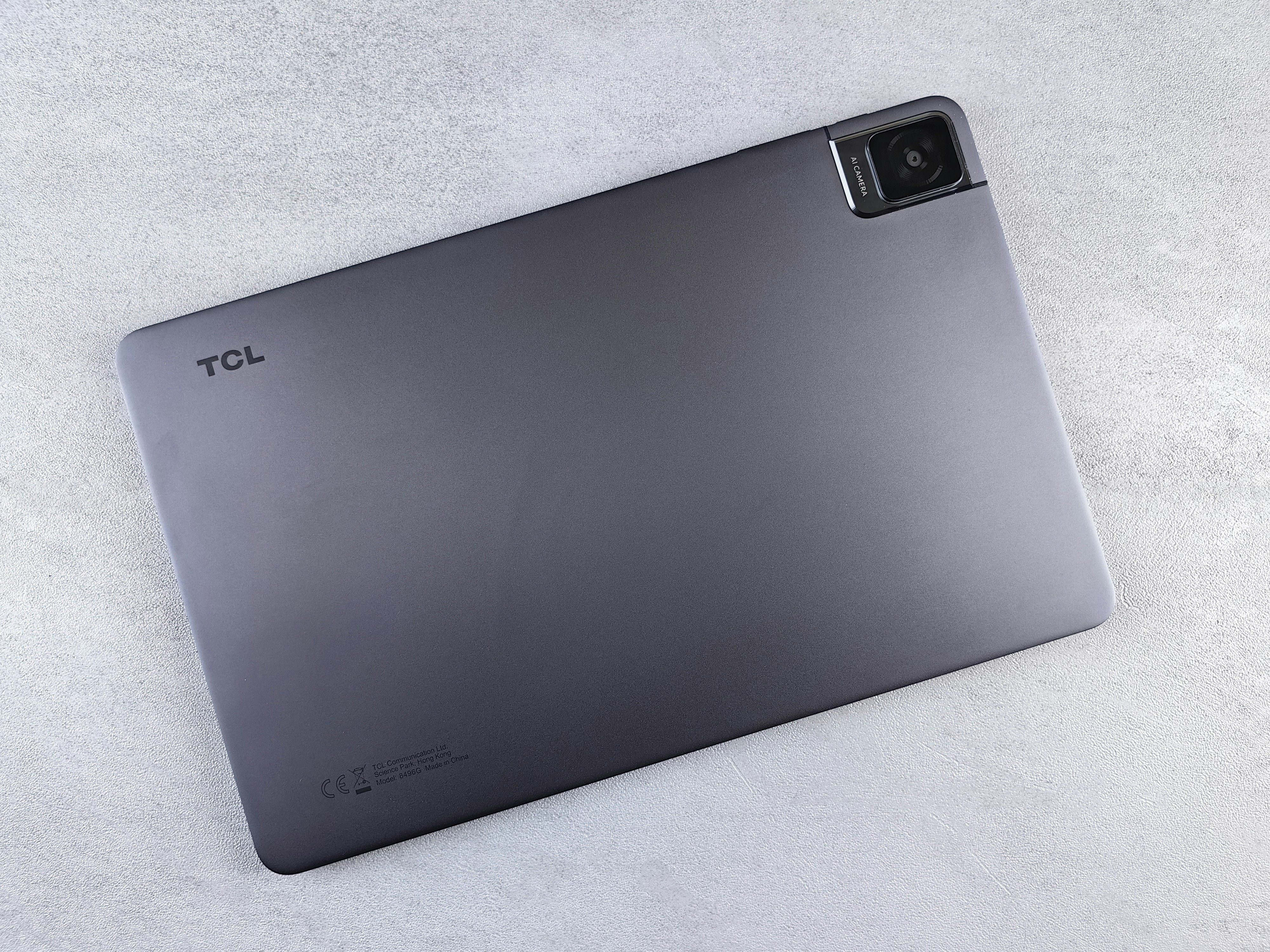 una computadora portátil encima de una mesa blanca