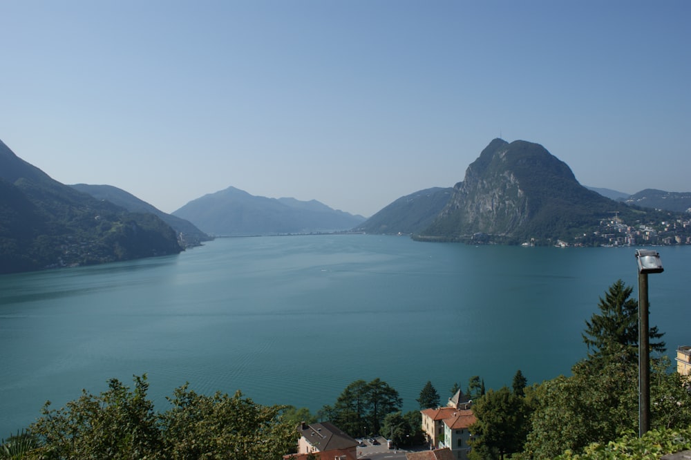 Un grande specchio d'acqua circondato da montagne