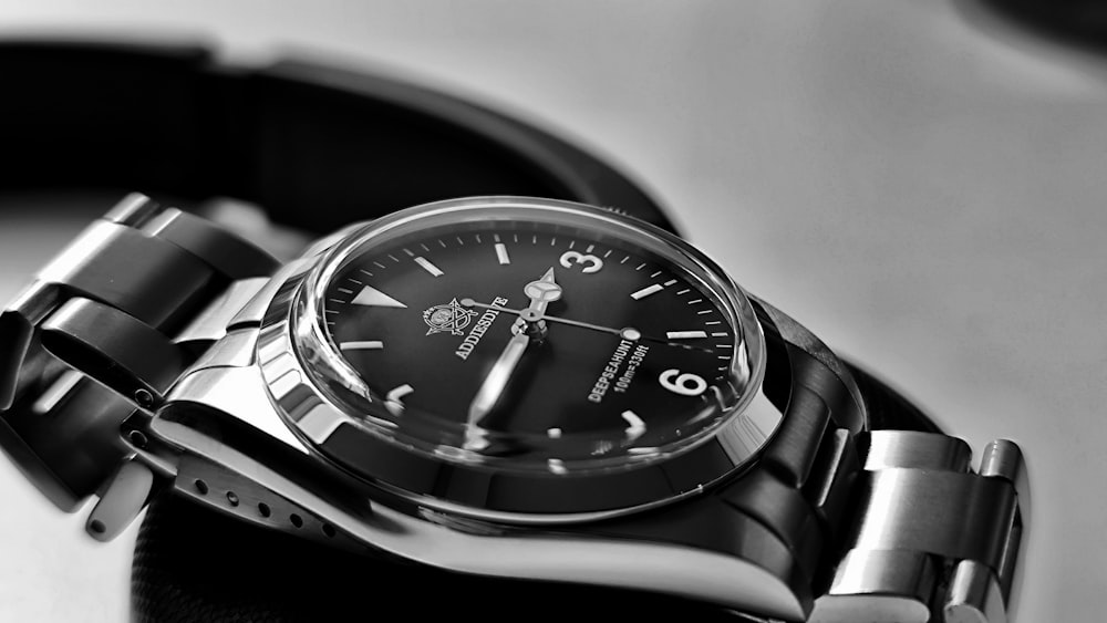 a black and white photo of a watch