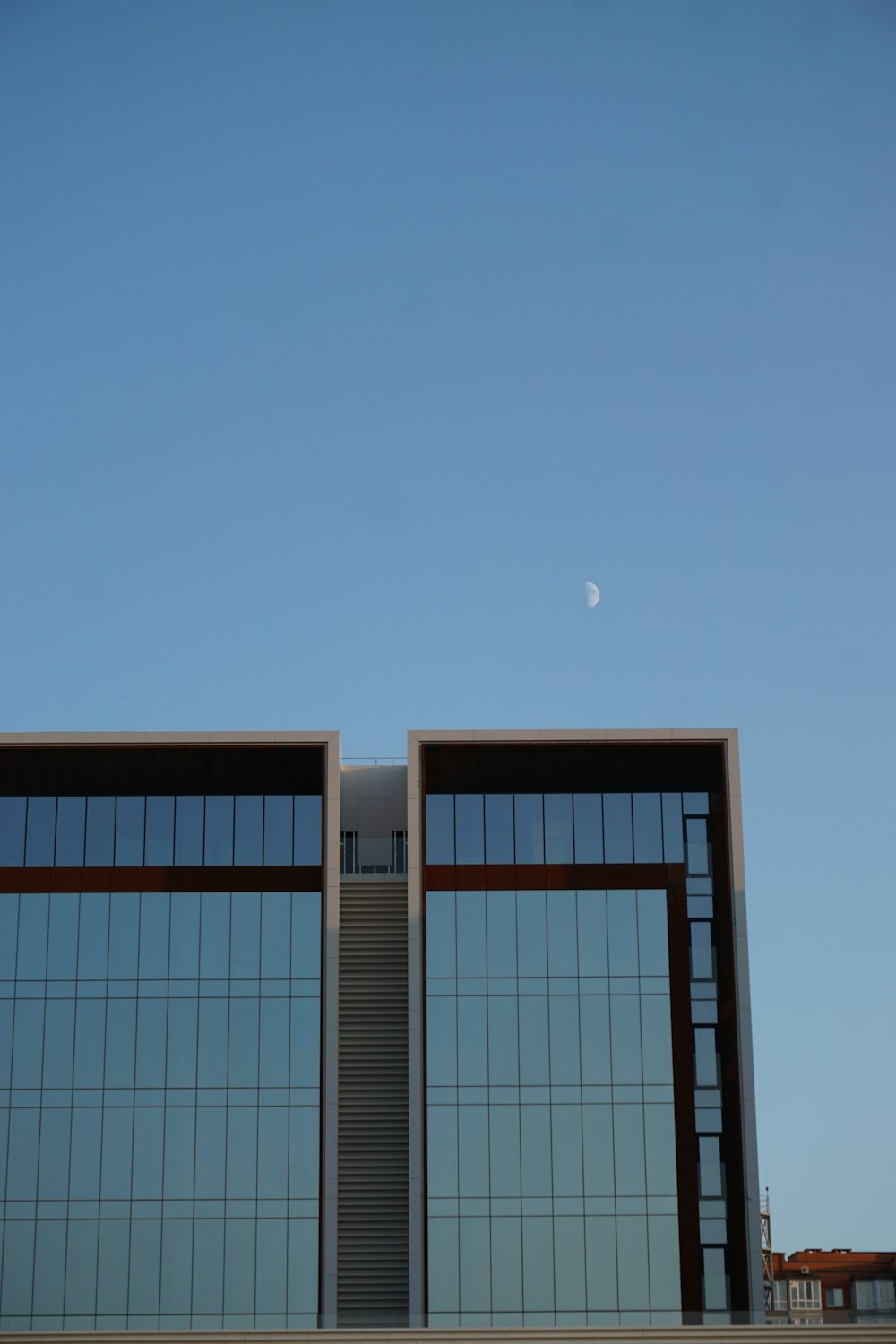un edificio alto con una mezza luna nel cielo