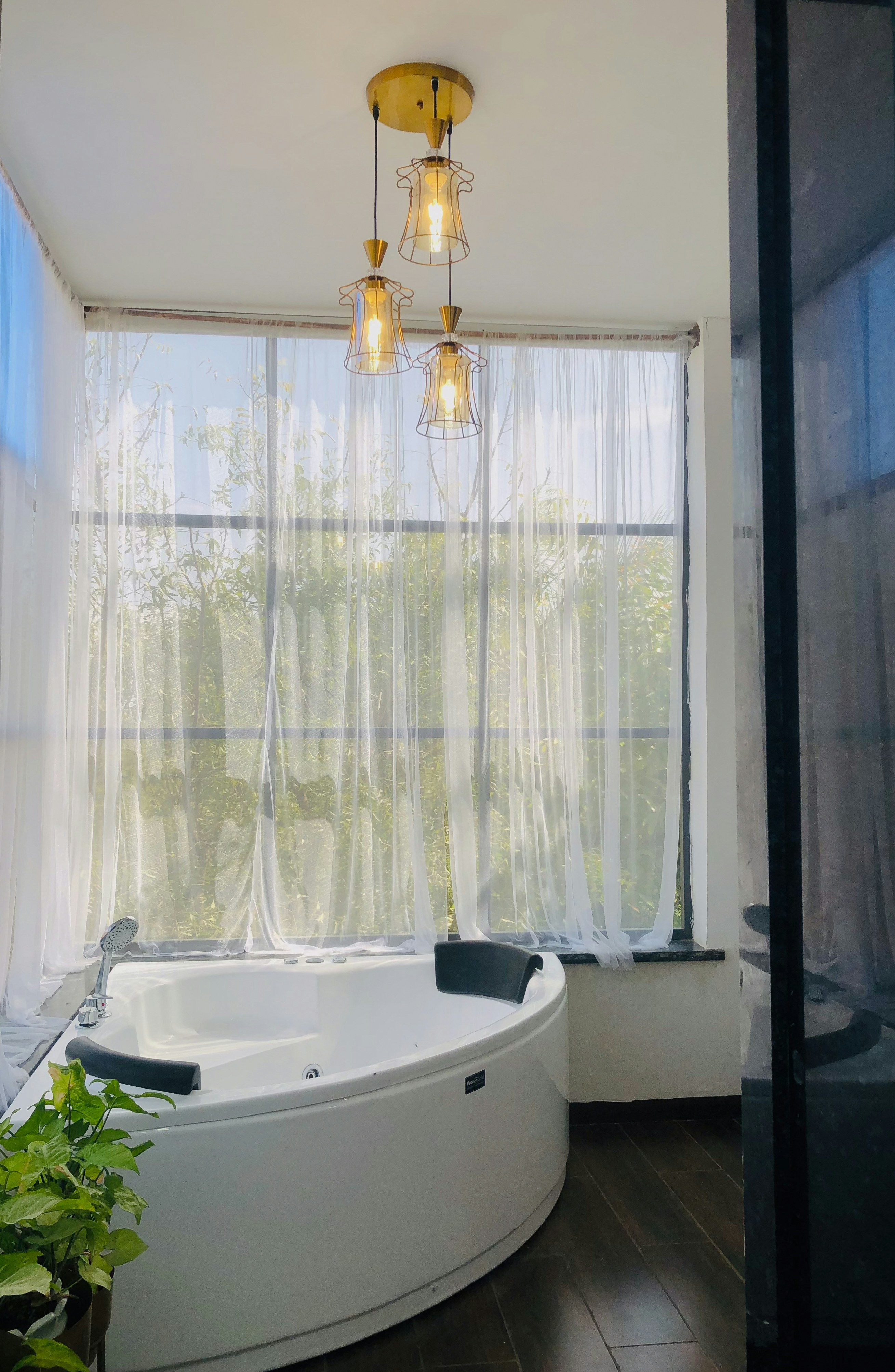 ein Badezimmer mit runder Badewanne und Fenster