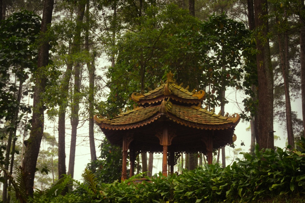 Ein Pavillon mitten im Wald