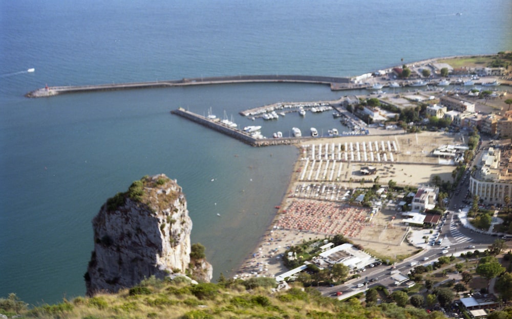 Una veduta aerea di un porto turistico con barche in acqua