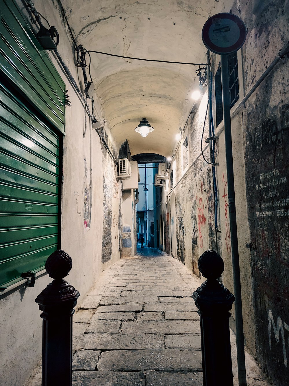 eine schmale Gasse mit Graffiti an den Wänden