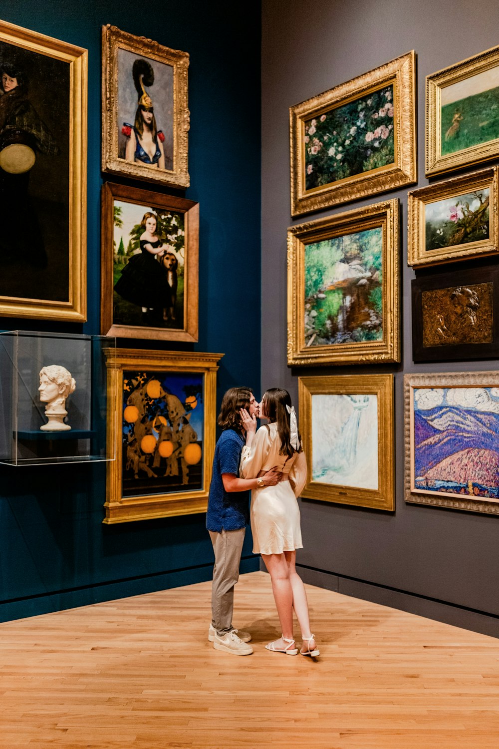 un homme et une femme debout devant des tableaux