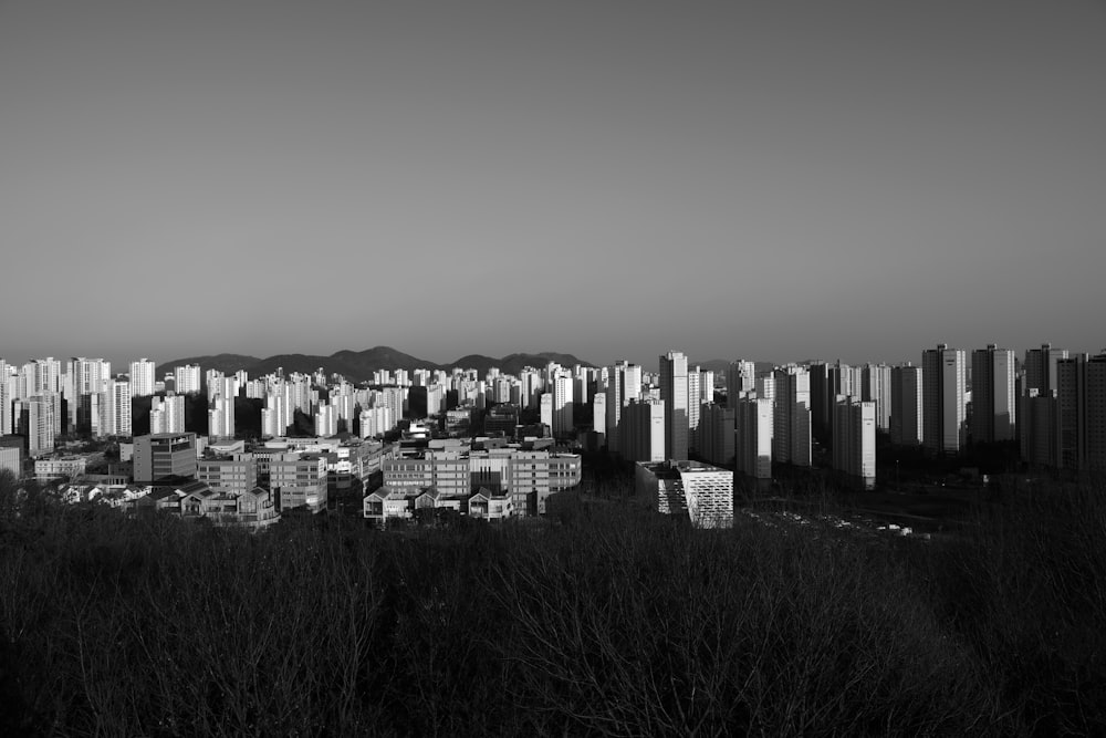 uma foto em preto e branco de uma cidade