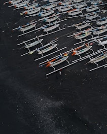 a bunch of boats that are sitting on the ground