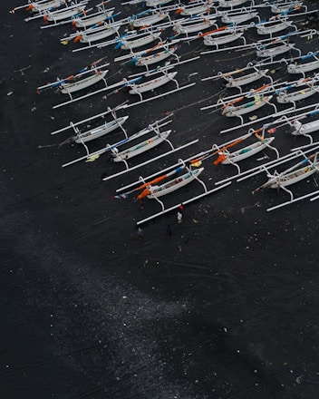 a bunch of boats that are sitting on the ground
