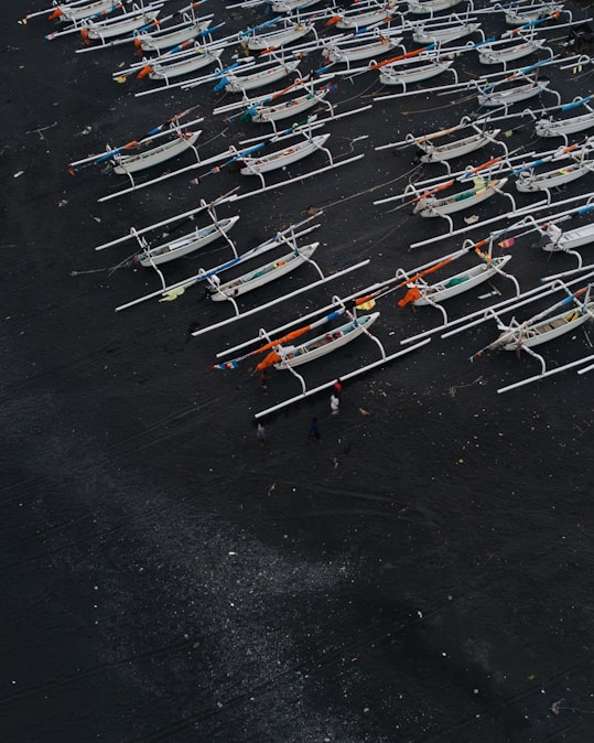 a bunch of boats that are sitting on the ground