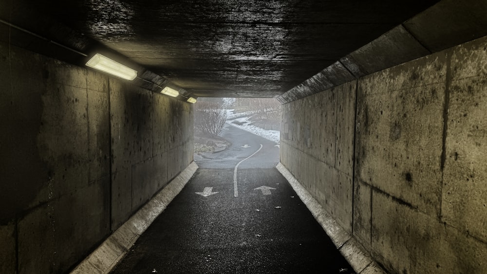 Un tunnel sombre avec une lumière au bout