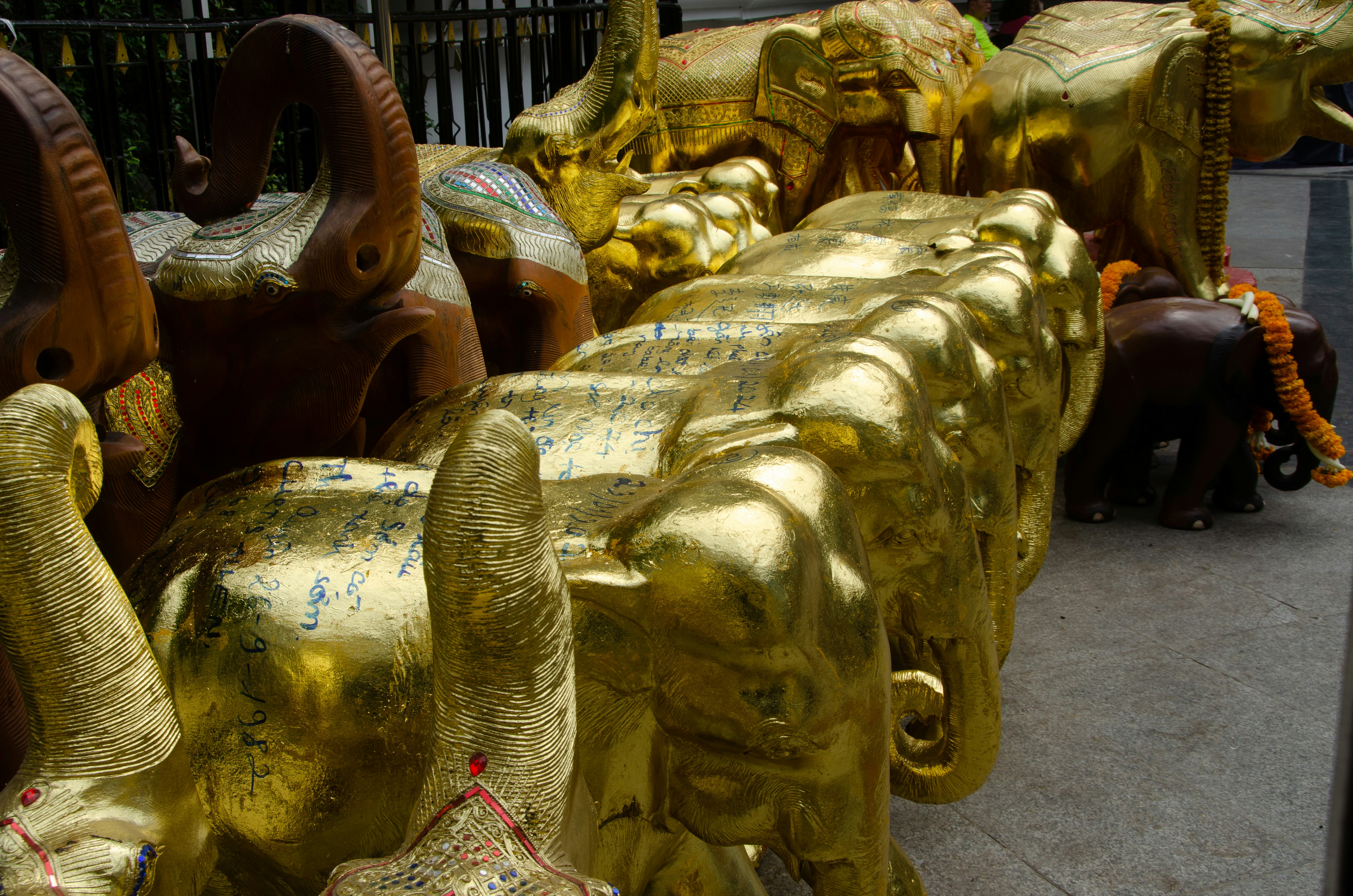 Estatuillas doradas alineadas en una ceremonia
