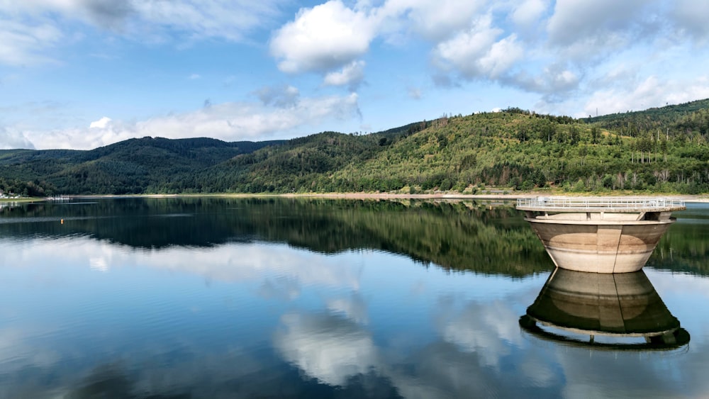 Un grande specchio d'acqua circondato da montagne