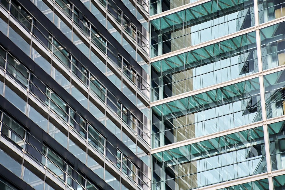 Un primer plano de un edificio muy alto con muchas ventanas