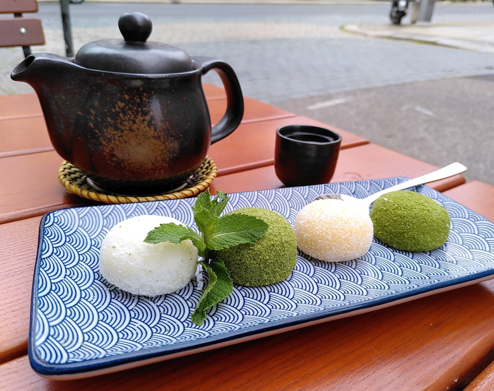 une assiette bleue garnie de trois types d’aliments différents