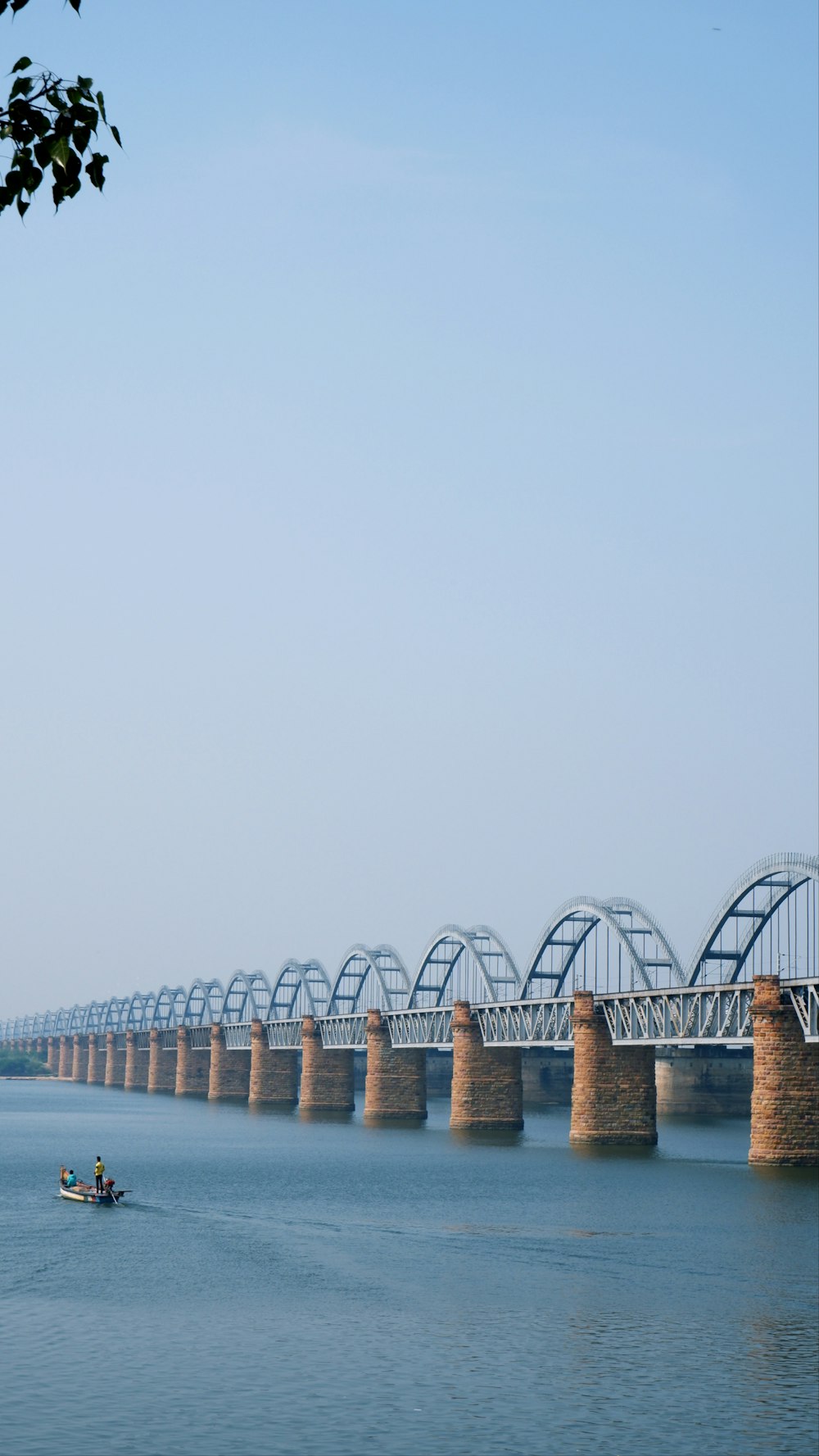 un long pont au-dessus d’un grand plan d’eau