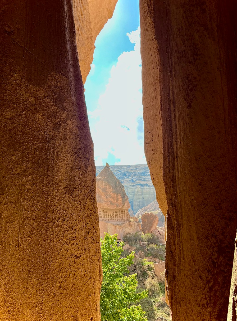 Blick auf eine Schlucht durch eine Lücke in einer Felswand