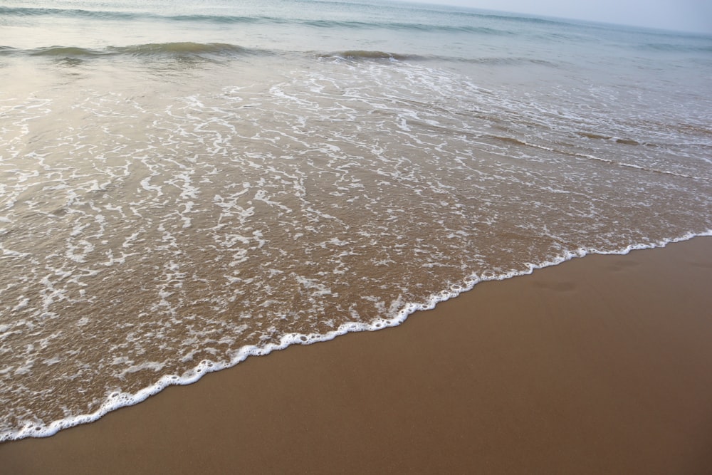 波が岸に打ち寄せる砂浜