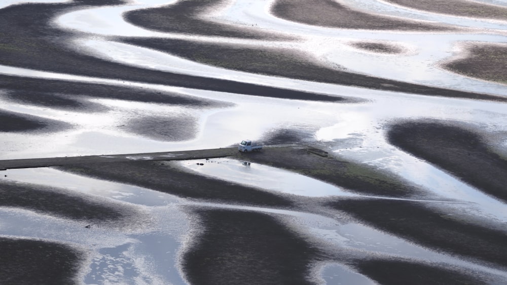 une vue aérienne d’une grande étendue d’eau ;