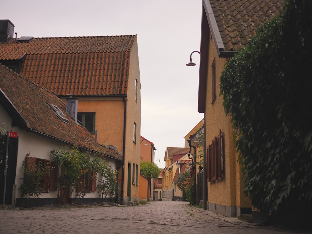 Eine Kopfsteinpflasterstraße, die von gelben Gebäuden gesäumt ist