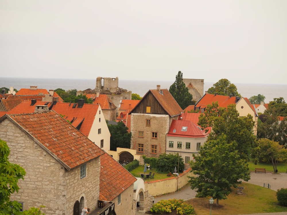 une vue d’une ville depuis une colline