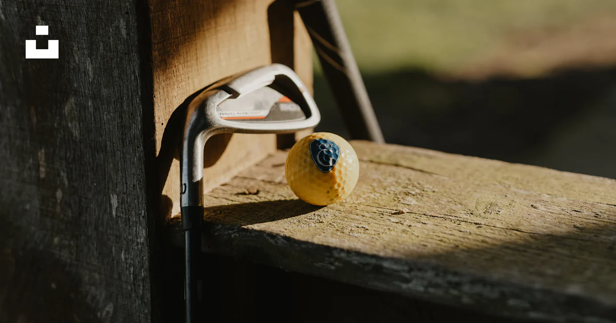Um close up de uma maçaneta em uma porta de madeira foto – Imagem ...